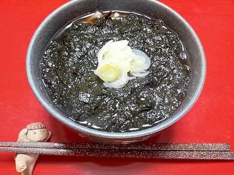 タウリンたっぷり、まっ黒な磯うどん